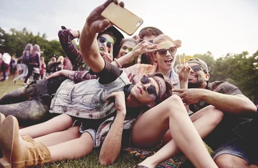 Rolgordijnen Friends making selfie at the summer festival © gpointstudio