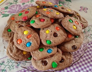Chocolat cookies with colored drops