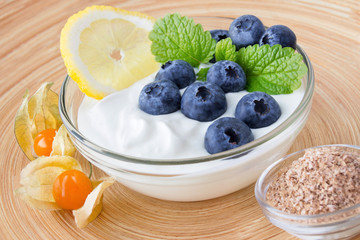 Joghurt mit  Früchten und Weizenkleie