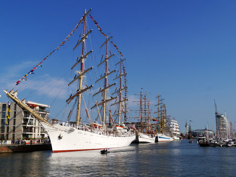 Fototapeta Segelschulschiffe am Pier Sail Bremerhaven