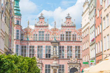 Fototapeta premium Häuserfassaden auf der Piwna und Großes Zeughaus (Wielka Zbrojownia) Gdańsk (Danzig) pomorskie (Pommern) Polska (Polen)