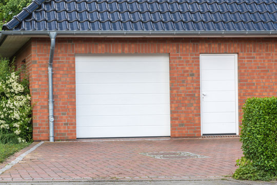 Garage mit weißem Tor und weißer Tür