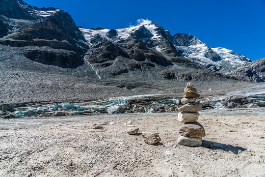 Steinm&auml;nnchen unten am Gletscher mit Alpenblick auf den Gro&szlig;glockner in &Ouml;sterreich