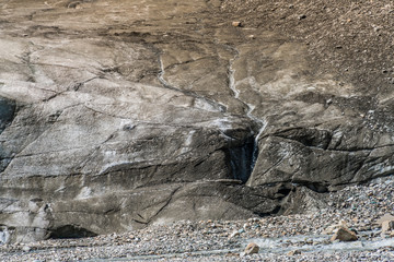 Gletschereis am Großglockner mit Schutt und Sand überdeckt