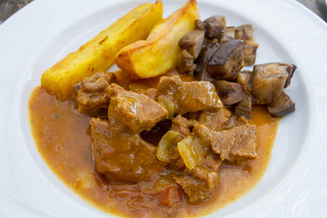 sauté de boeuf aux oignons