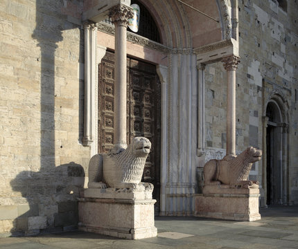 Parma. Protiro della Cattedrale con leoni stilifori