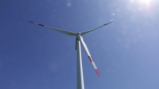 Windkraftanlage von unten im Sonnenschein