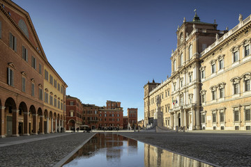 Fototapeta na wymiar Modena. Largo degli Estensi con Palazzo Ducale