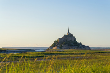 le Mont Saint-Michel sur un coucher de soleil