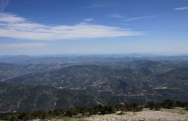 vue sur les monts du Vaucluse et du Luberon depuis le Mont Ventoux