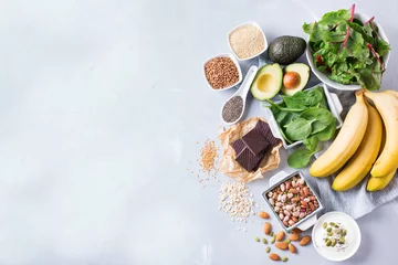 Foto op Plexiglas Assortiment Assortiment van gezond voedsel met veel magnesiumbronnen