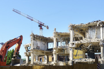 Abriss und Neubeginn - Ende und Anfang
Abriss eines Hotels vor dem Bonner Bahnhof