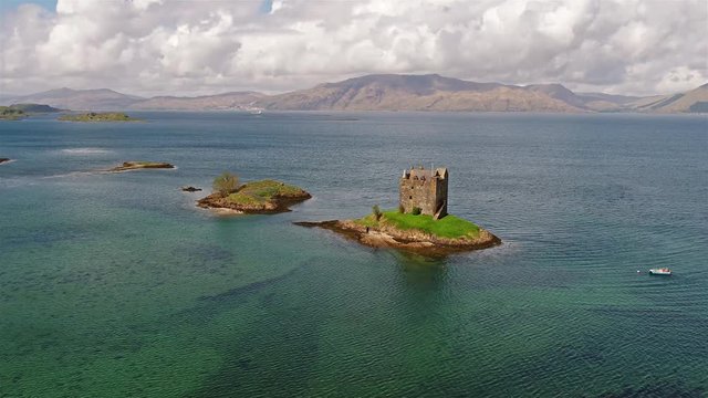 Luftaufnahme der historischen Burg Stalker bei Appin, Argyll, Schottland