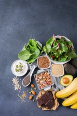 Fotobehang Assortiment van gezond voedsel met veel magnesiumbronnen © aamulya