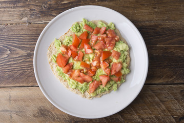 Fajita of oats with tomat, avocado and tuna