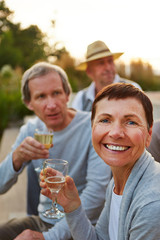 Gruppe Senioren feiert Geburtstag