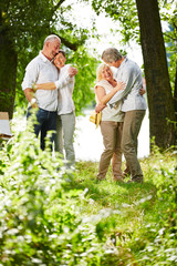 Familie mit Senioren umarmt sich in der Natur