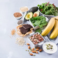 Fotobehang Assortiment van gezond voedsel met veel magnesiumbronnen © aamulya
