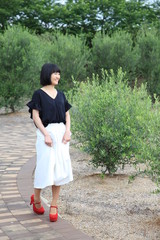 オリーブ畑と女性