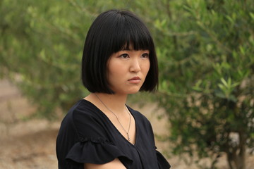 オリーブ畑と女性