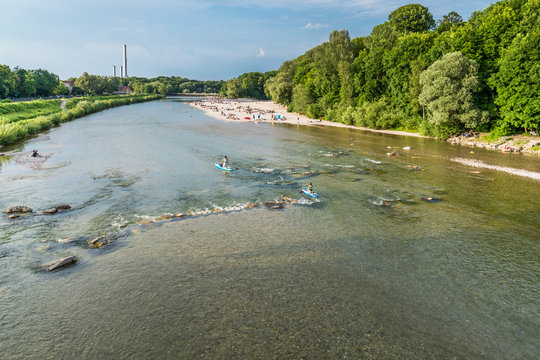 Isar in M&uuml;nchen am Abend mit Blick auf den Flaucher und das Heizkraftwerk S&uuml;d