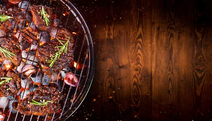 Foto op Plexiglas Barbecue grill with beef steaks, close-up. © Lukas Gojda