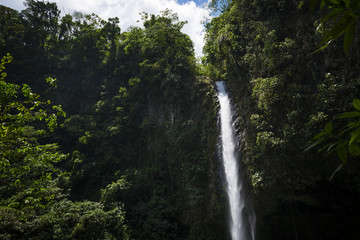 Fototapeta na wymiar View of the La Fortuna Waterfall in Costa Rica, Central America