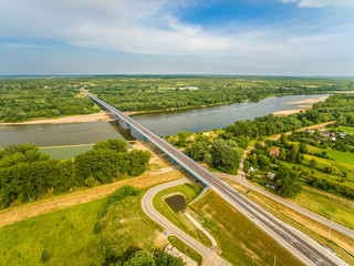Panele Szklane  Most przez rzekę. Krajobraz wiejski z rzeka i mostem.