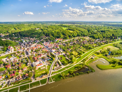 Fototapeta Kazimierz Dolny nad Wisłą widziany z lotu ptaka. Turystyczne miasteczko nad rzeką Wisłą.