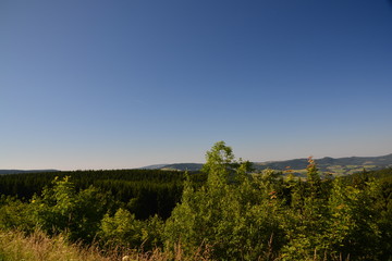 Wolkenloser Himmel &uuml;berm Land