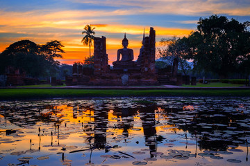 Fototapeta premium Wat Mahathat Temple at Sukhothai Historical Park, a UNESCO World Heritage Site in Thailand