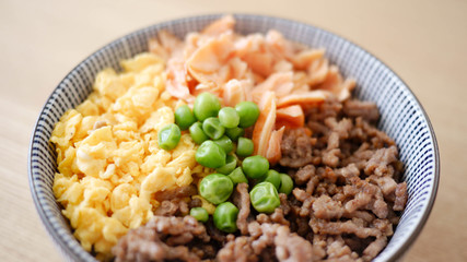 三色そぼろ丼