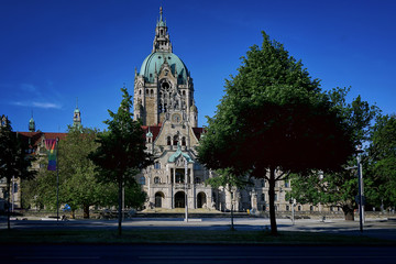 Fototapeta na wymiar Teilansicht und Eingang neues Rathaus Hannover