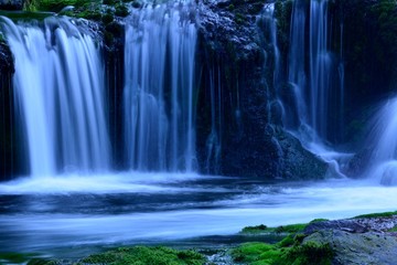 初夏の森の中に滝の流れ - おしどり隠しの滝