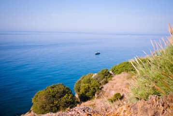 Fototapeta premium Acantilados con barco