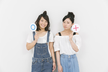 判定する女性