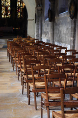Sièges vides avant la messe