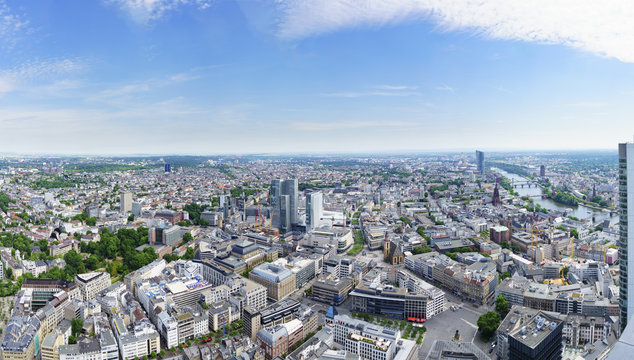 Blick über Frankfurts Altstadt Richtung neuer EZB