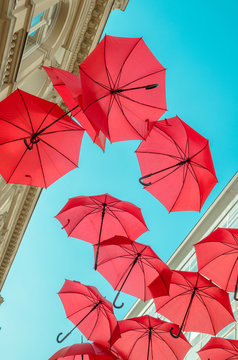 Red umbrelas