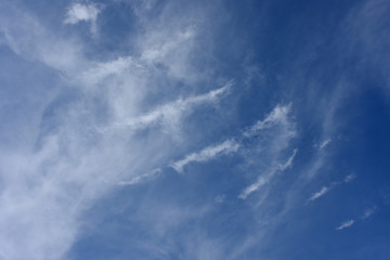 青空と雲「空想・巨大な爪あと」並ぶ、爪あと、足跡、進行、目指すなどのイメージ