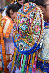 Chapeau de costume de fête plaza de Armas à Cusco au Pérou