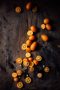 Whole and halved oranges, overhead view 