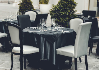 Tavolo di ristorante all'aperto in Italia