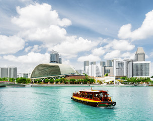 Naklejka premium Scenic view of tourist boat sailing along Marina Bay, Singapore