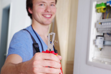 Freundlich lächelnder Elektriker, Elektroinstallation
