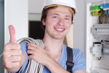 Freundlich lächelnder Elektriker, Elektroinstallation