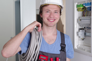 Freundlich lächelnder Elektriker, Elektroinstallation