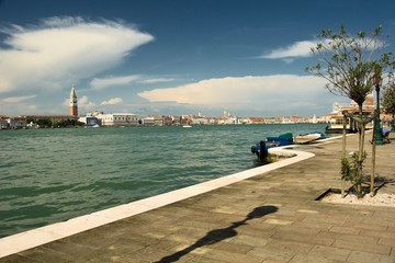 Blick über den Canale di Giudecca auf Dogenpalast und  Campanile am Markusplatz in Venedig