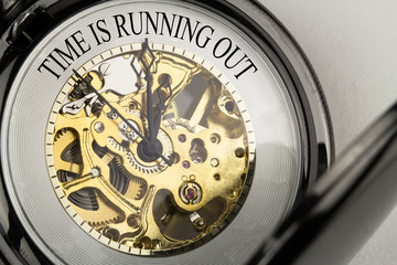 Time is Running Out auf Taschenuhr
