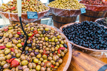 Étal d'olives au marché